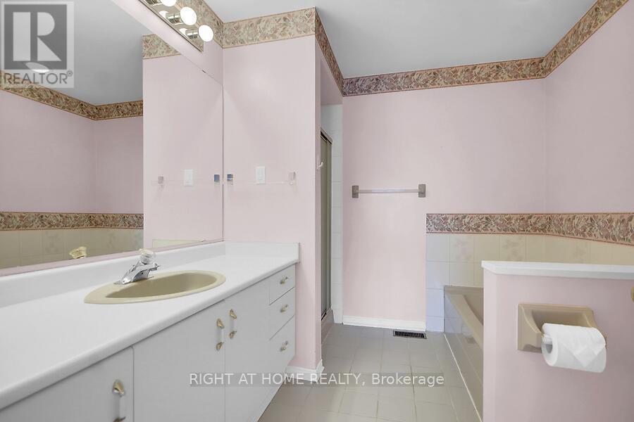 38 Kettering, Ottawa, ON - Indoor Photo Showing Bathroom