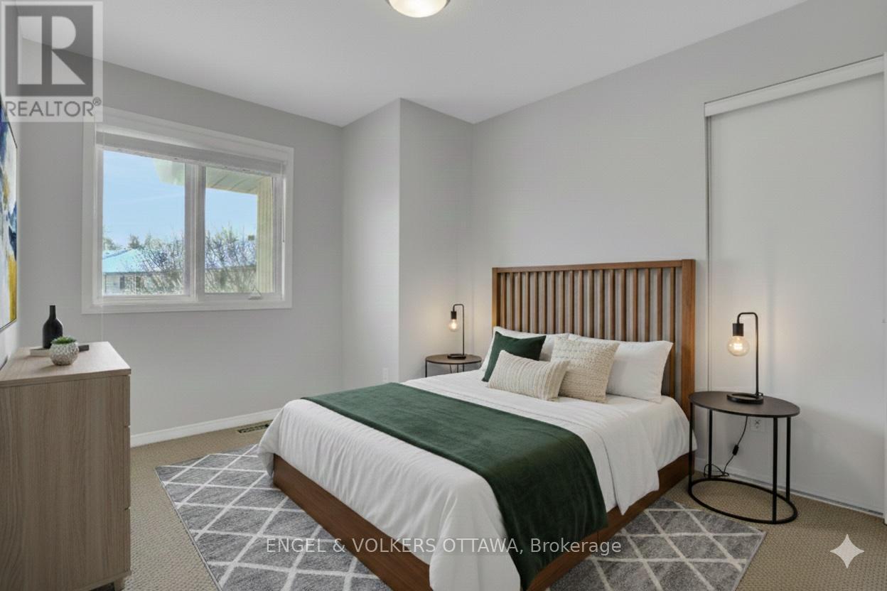 21 Drayton Private, Ottawa, ON - Indoor Photo Showing Bedroom