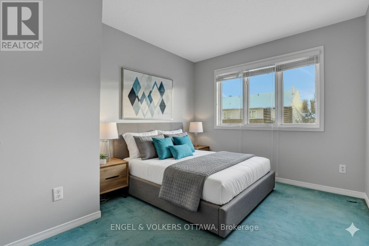 21 Drayton Private, Ottawa, ON - Indoor Photo Showing Bedroom