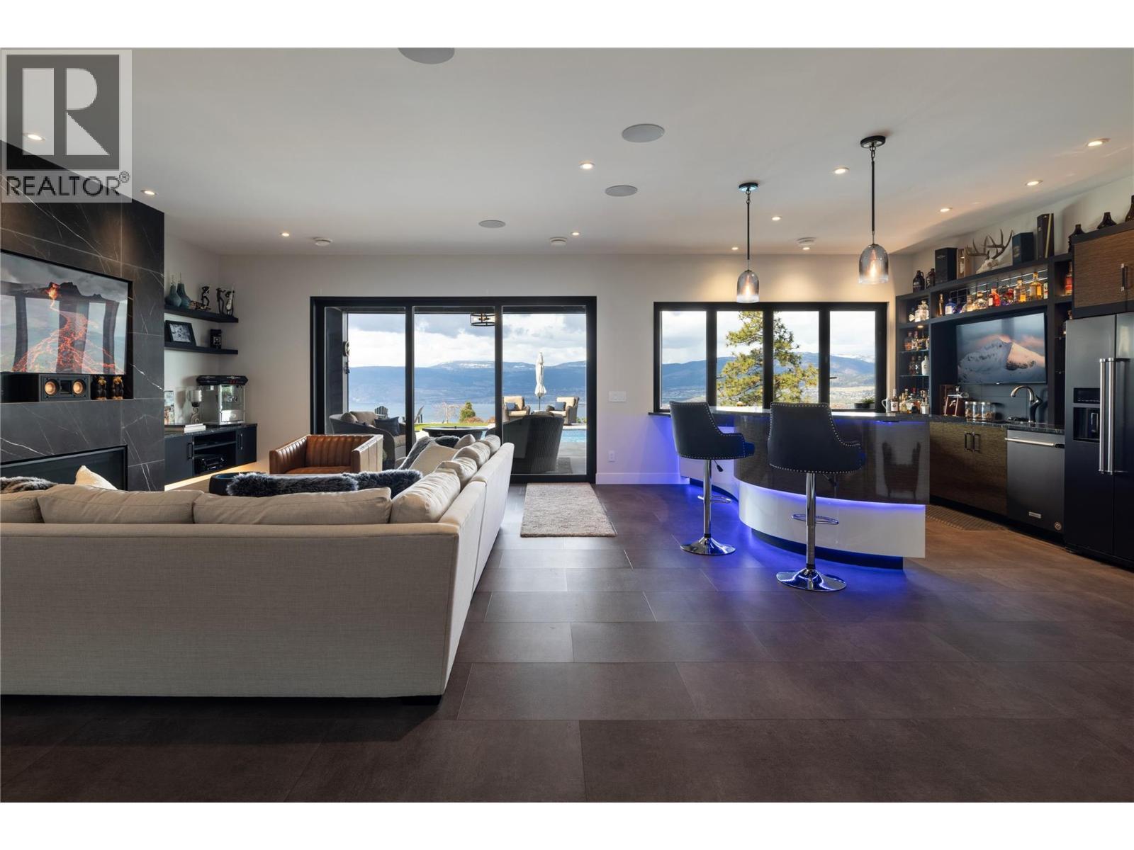 5650 The Edge Place Unit# 111, Kelowna, BC - Indoor Photo Showing Living Room