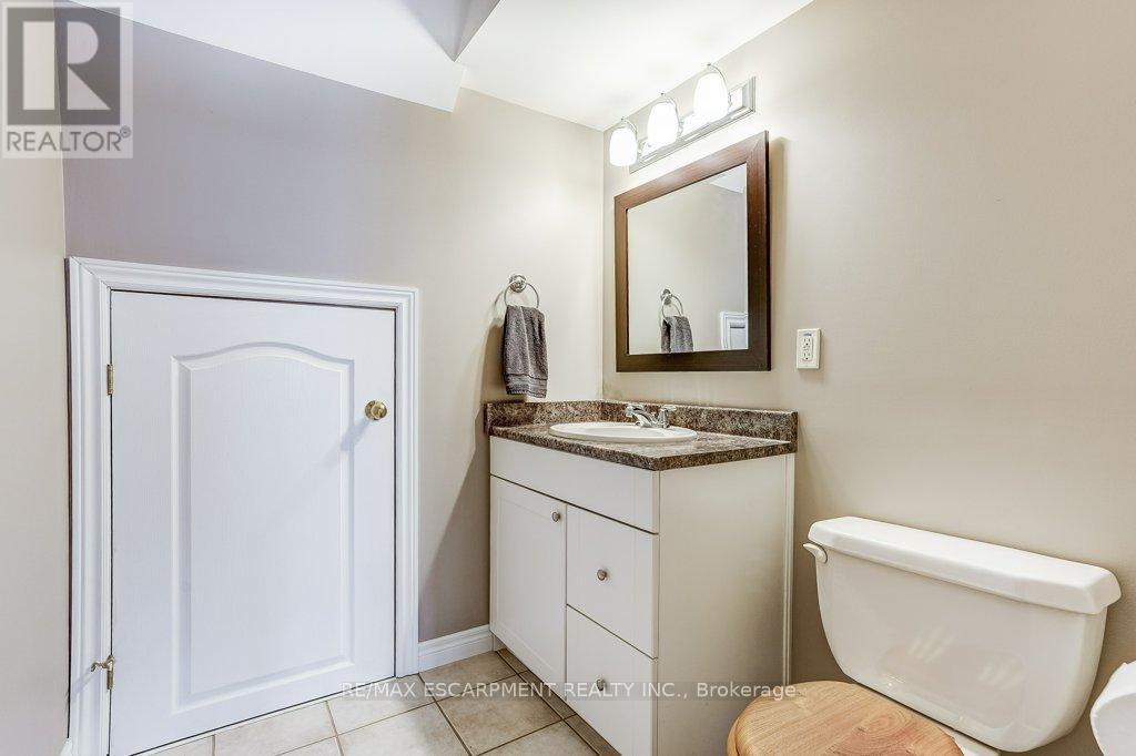 4134 Medland Drive, Burlington, ON - Indoor Photo Showing Bathroom