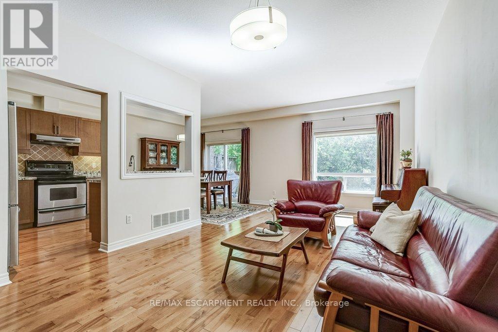 4134 Medland Drive, Burlington, ON - Indoor Photo Showing Living Room