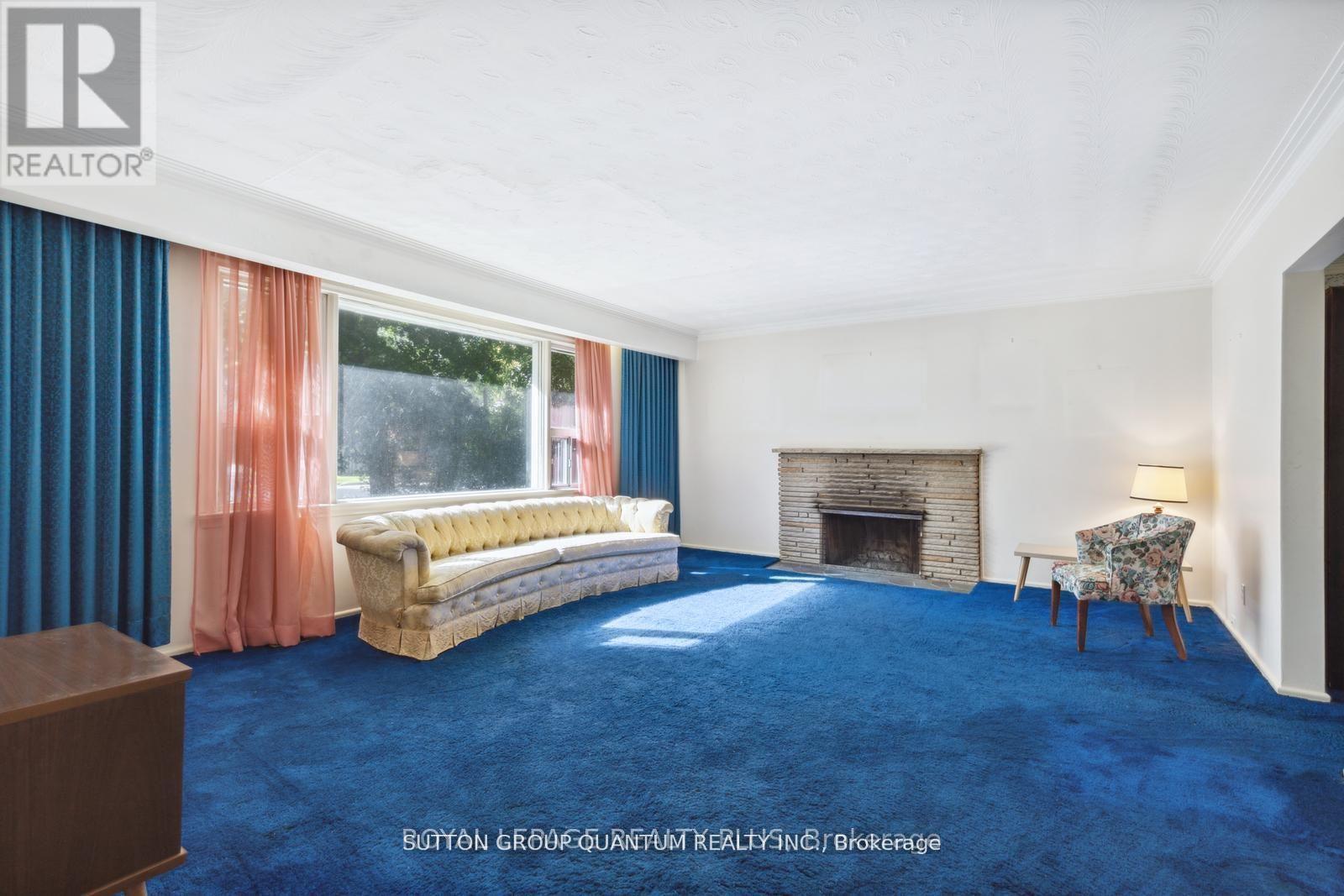 2113 Stonehouse Crescent, Mississauga, ON - Indoor Photo Showing Living Room With Fireplace