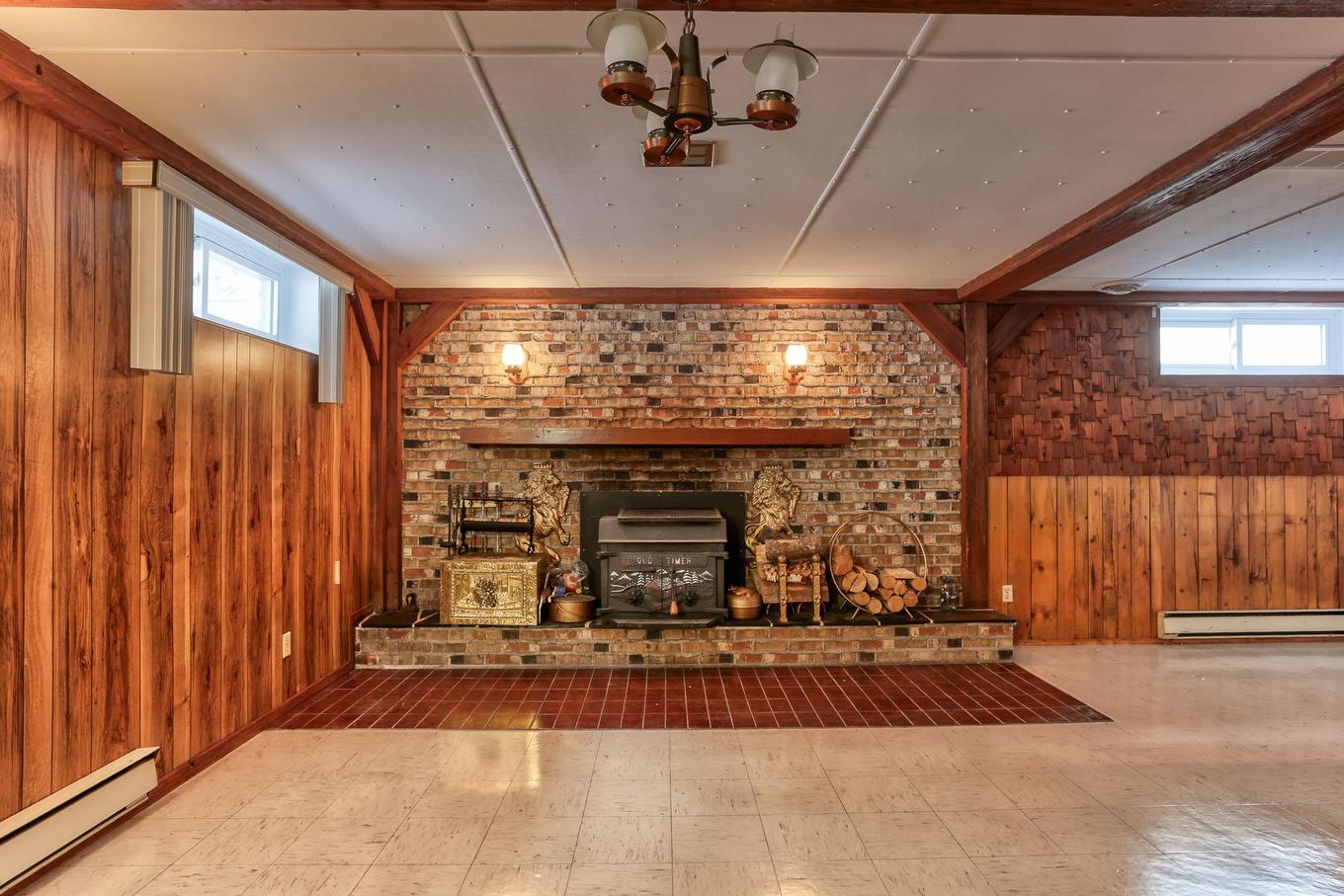 Salle familiale - 5160 Ch. Walter-Dupont, Trois-Rivières, QC - Indoor With Fireplace