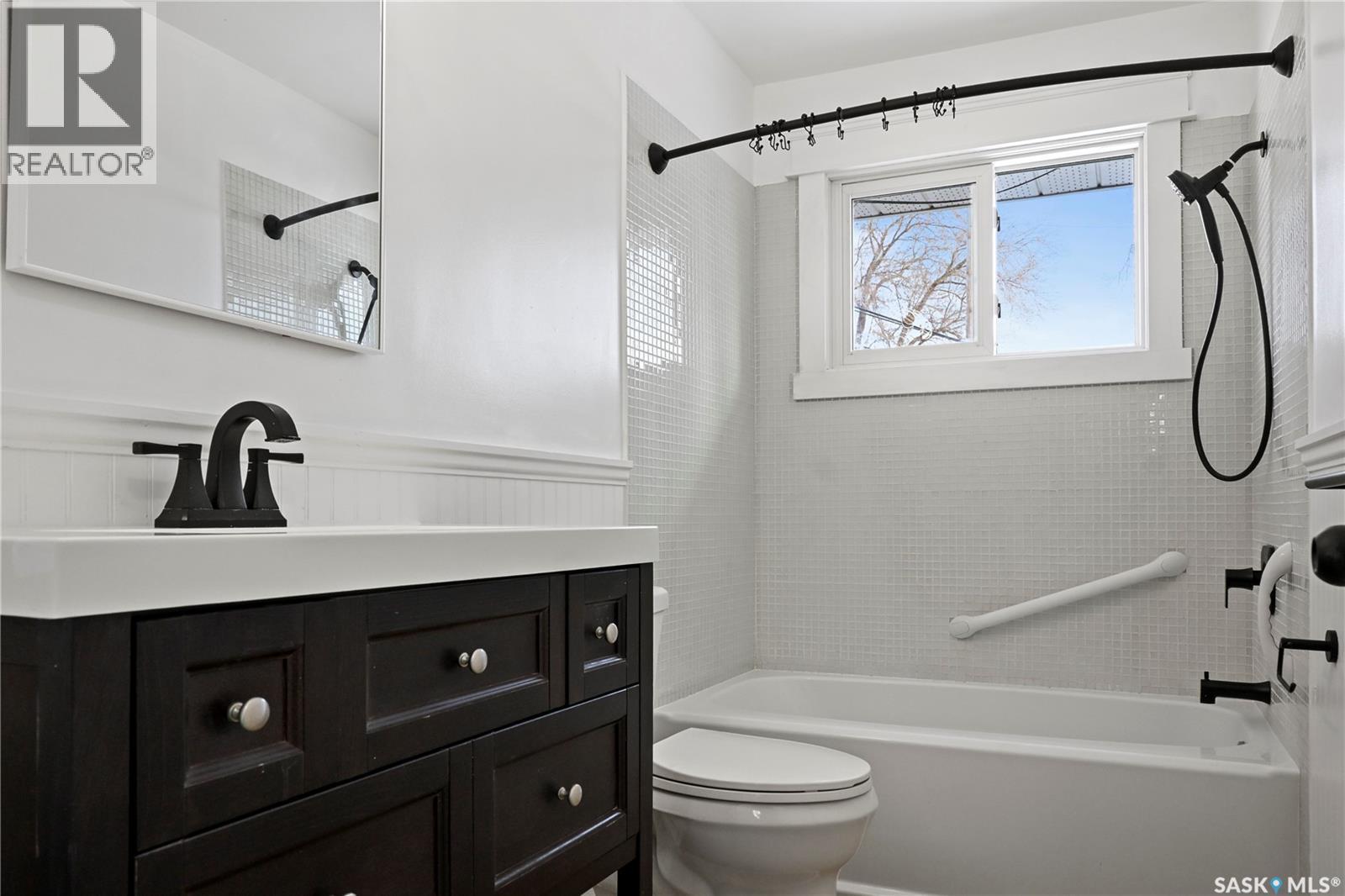 443 Argyle Street N, Regina, SK - Indoor Photo Showing Bathroom