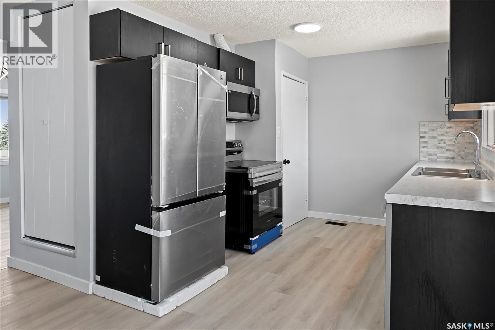 443 Argyle Street N, Regina, SK - Indoor Photo Showing Kitchen With Double Sink