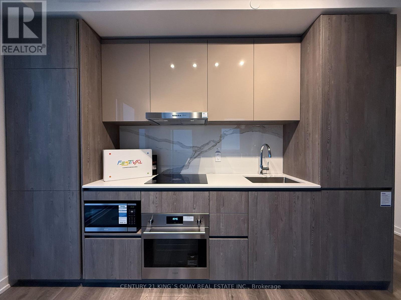3312 - 8 Interchange Way, Vaughan, ON - Indoor Photo Showing Kitchen