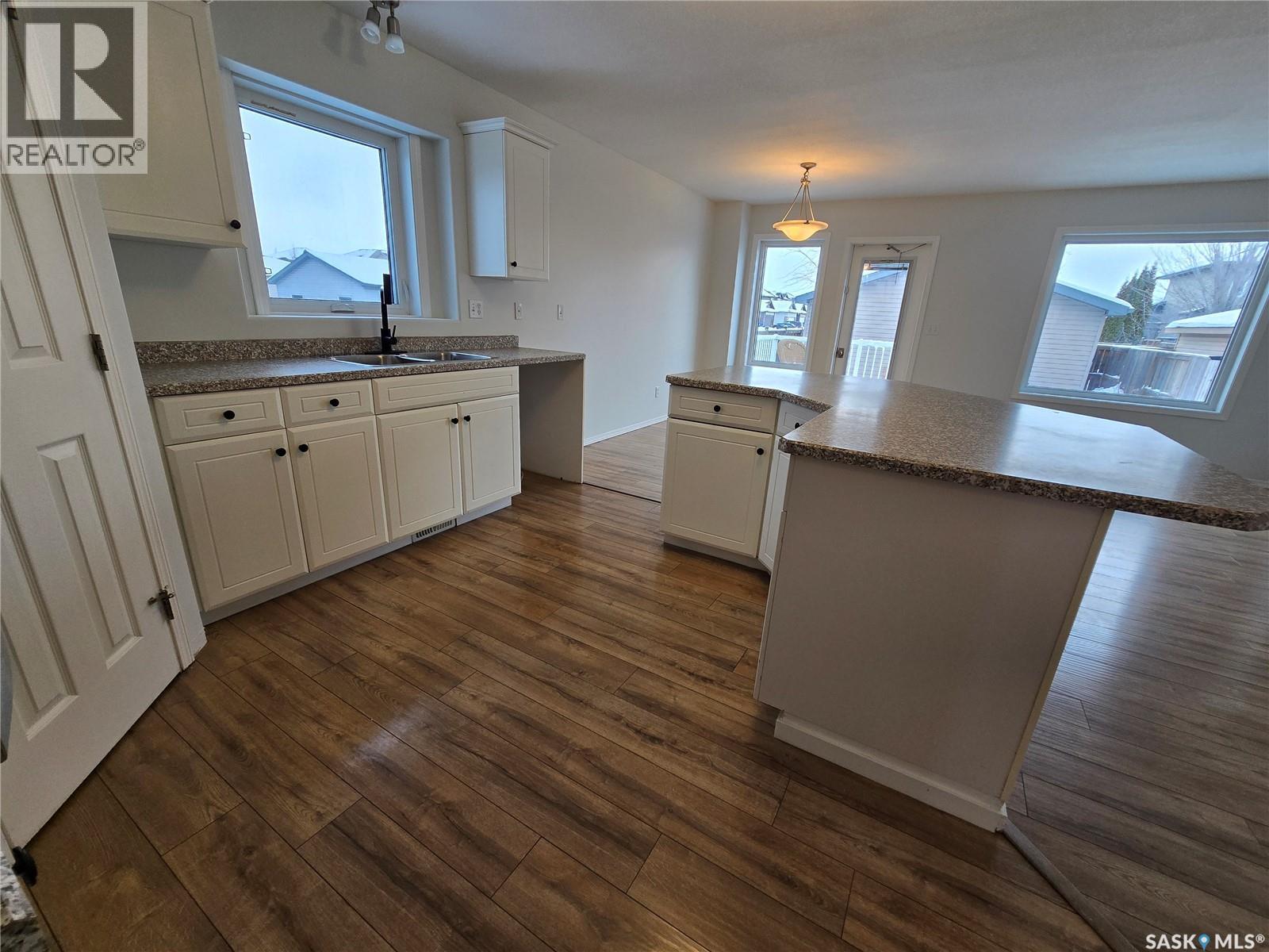 403 Gordon Road, Saskatoon, SK - Indoor Photo Showing Kitchen With Double Sink