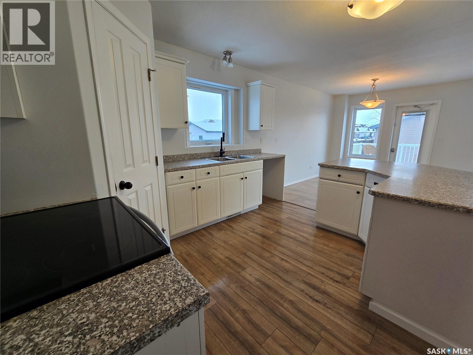 403 Gordon Road, Saskatoon, SK - Indoor Photo Showing Kitchen With Double Sink