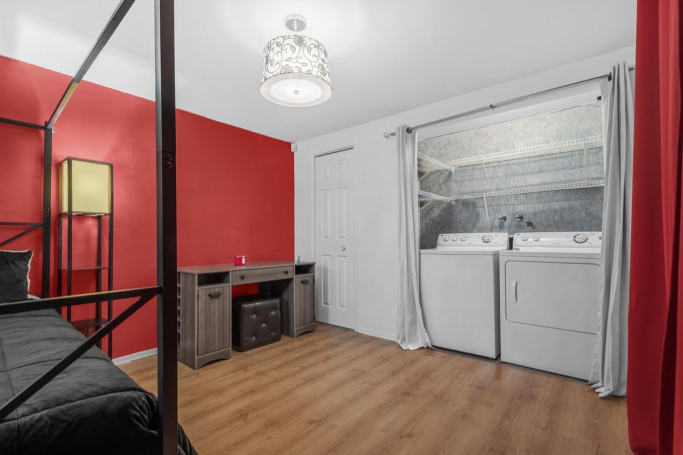 Chambre à coucher - 524 Rue Bérangère, Québec (Charlesbourg), QC - Indoor Photo Showing Laundry Room