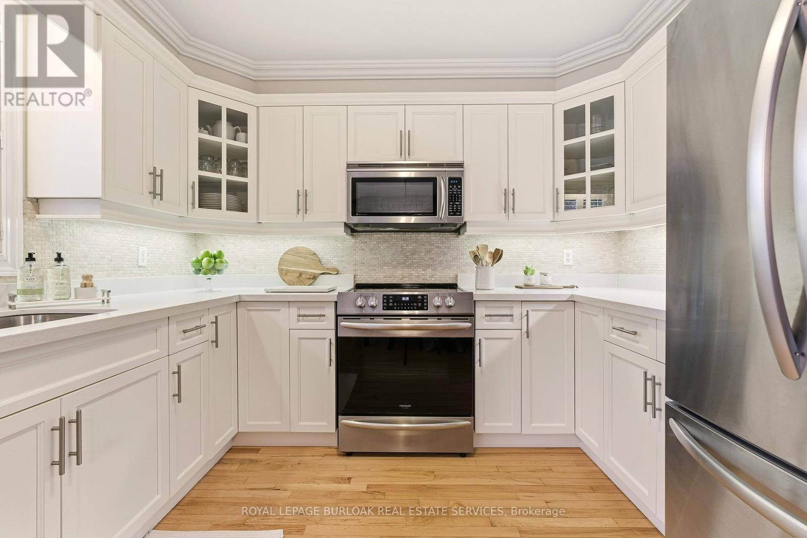5205 Brada Crescent, Burlington, ON - Indoor Photo Showing Kitchen With Upgraded Kitchen
