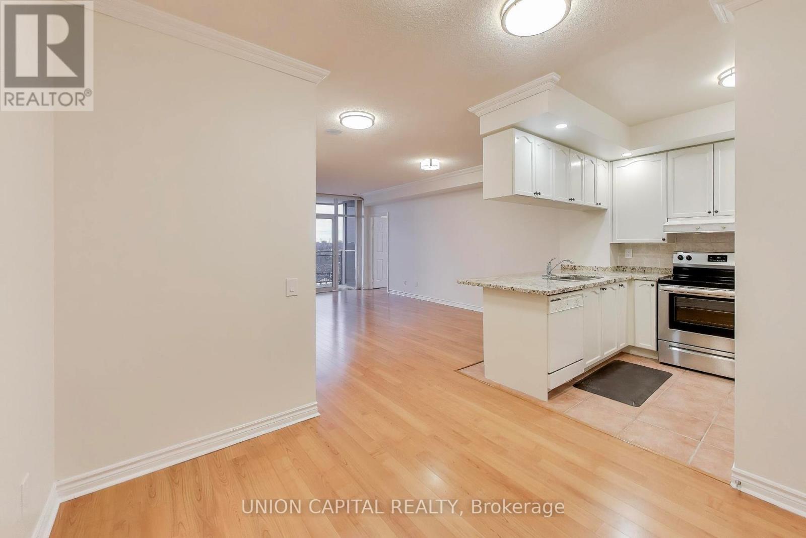 1104 - 5229 Dundas Street W, Toronto, ON - Indoor Photo Showing Kitchen