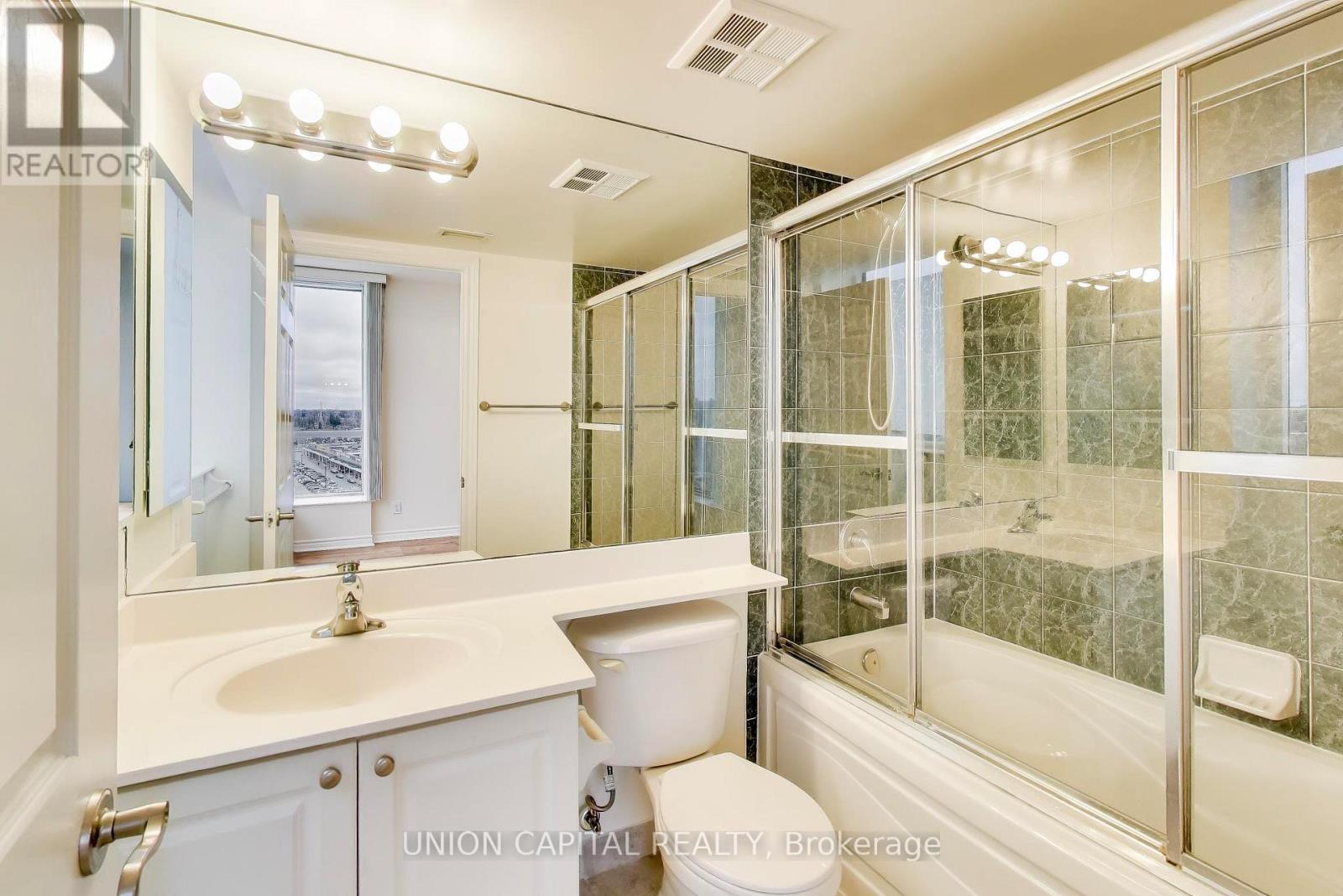 1104 - 5229 Dundas Street W, Toronto, ON - Indoor Photo Showing Bathroom