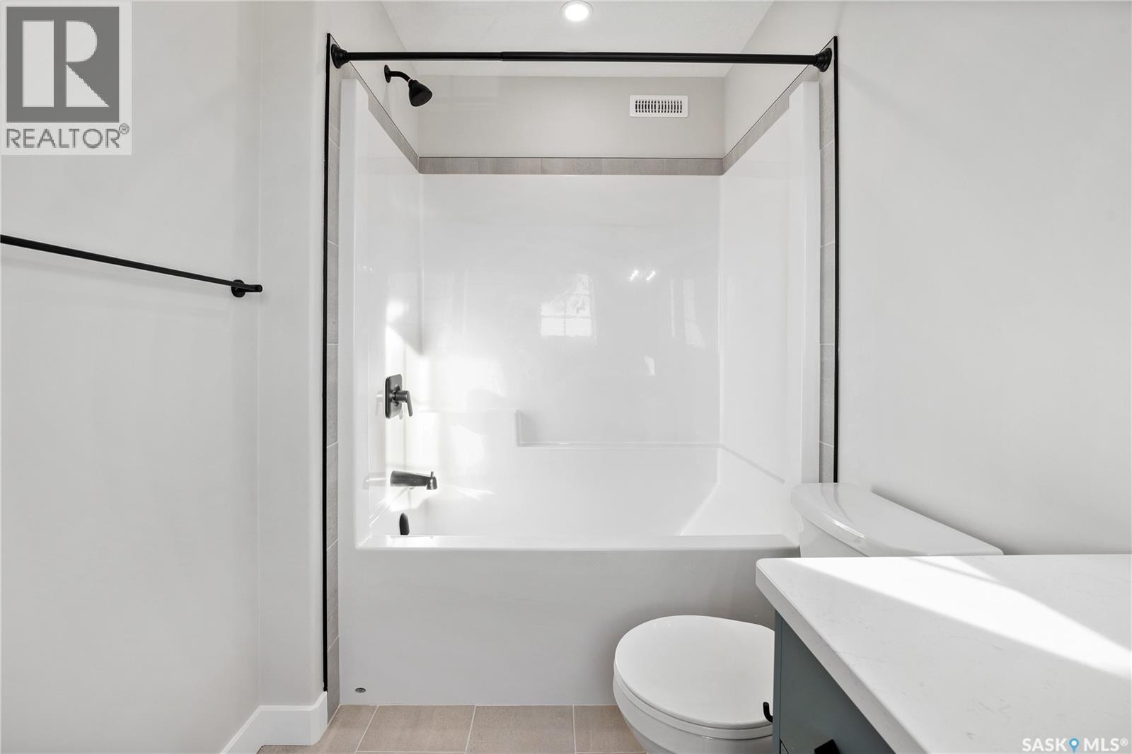3004 Dumont Way, Regina, SK - Indoor Photo Showing Bathroom