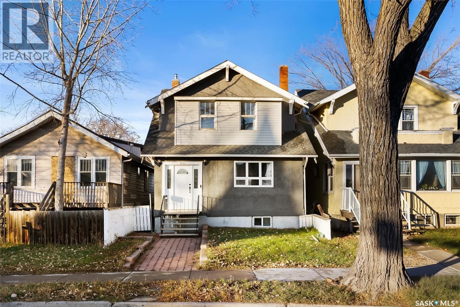 1230 Victoria Avenue, Regina, SK - Outdoor With Facade