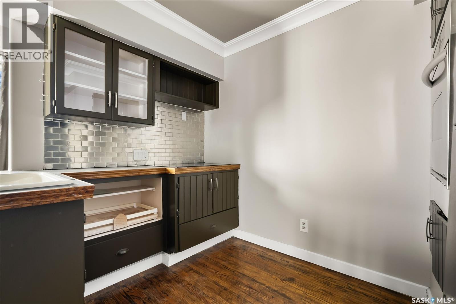 1230 Victoria Avenue, Regina, SK - Indoor