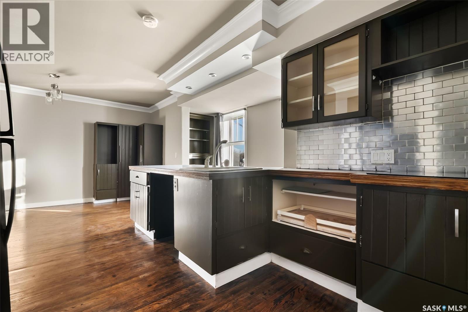 1230 Victoria Avenue, Regina, SK - Indoor Photo Showing Kitchen