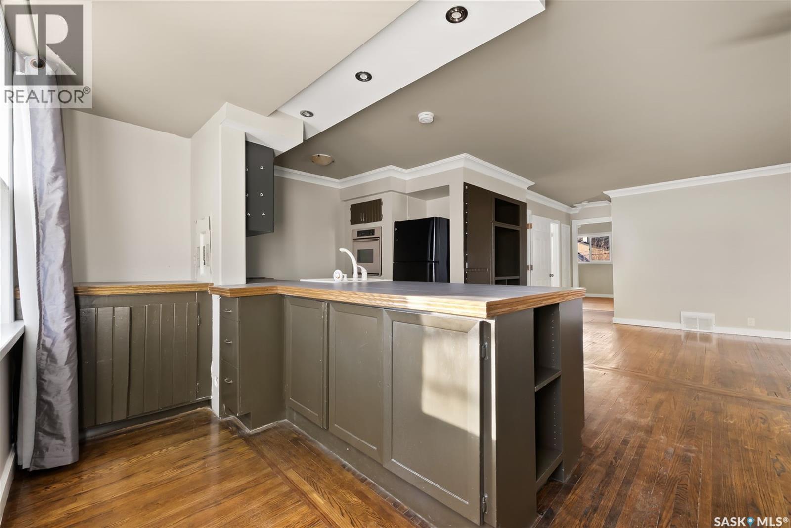 1230 Victoria Avenue, Regina, SK - Indoor Photo Showing Kitchen