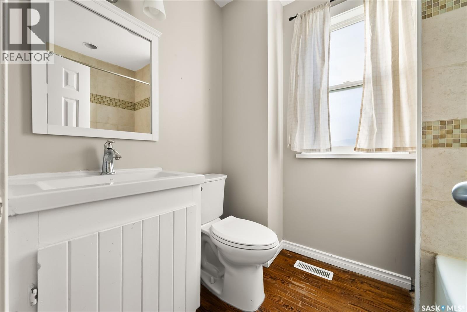 1230 Victoria Avenue, Regina, SK - Indoor Photo Showing Bathroom