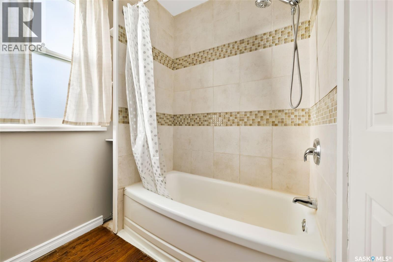 1230 Victoria Avenue, Regina, SK - Indoor Photo Showing Bathroom