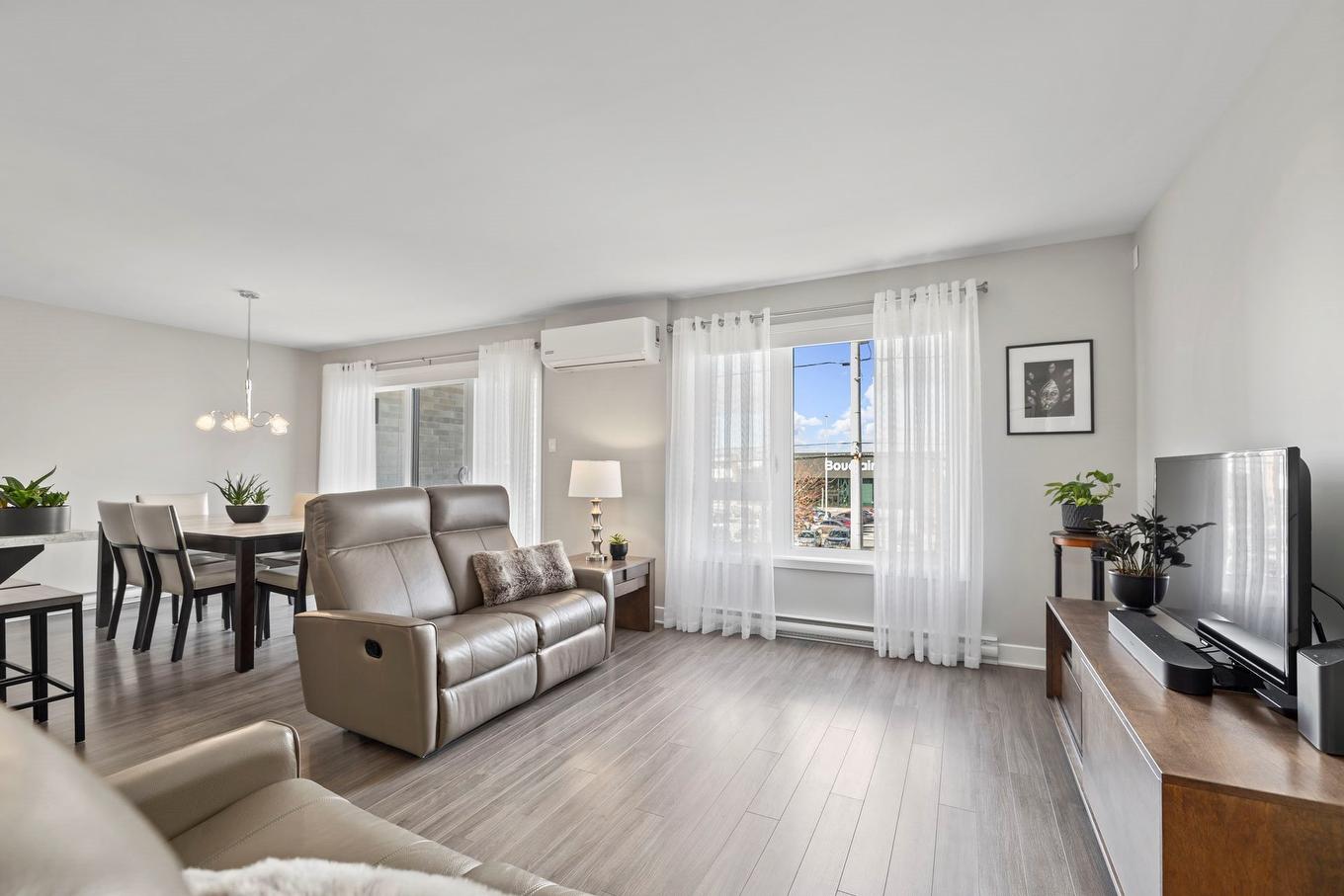 Vue d'ensemble - 201-3113 Boul. De La Gare, Vaudreuil-Dorion, QC - Indoor Photo Showing Living Room