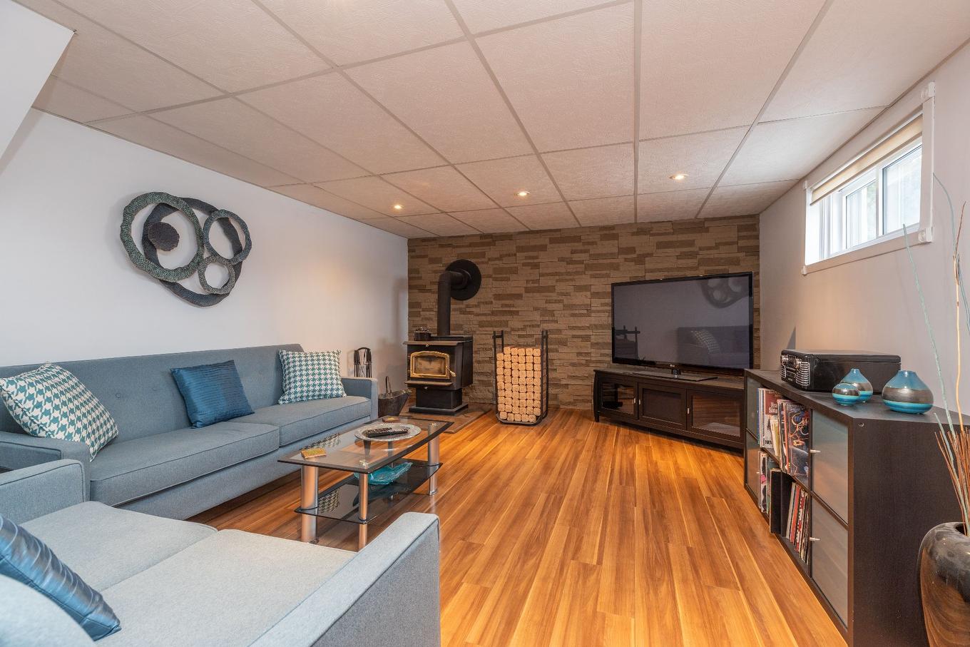 Sous-sol - 275 Rue De Thèbes, Laval (Vimont), QC - Indoor Photo Showing Living Room With Fireplace