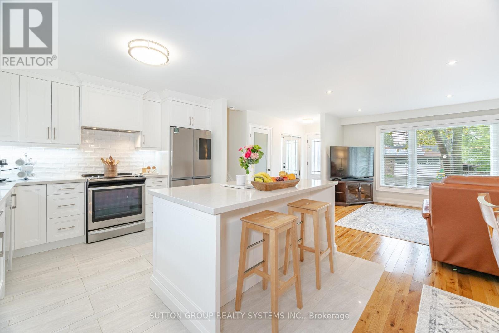 175 Connaught Crescent, Caledon, ON - Indoor Photo Showing Kitchen With Upgraded Kitchen