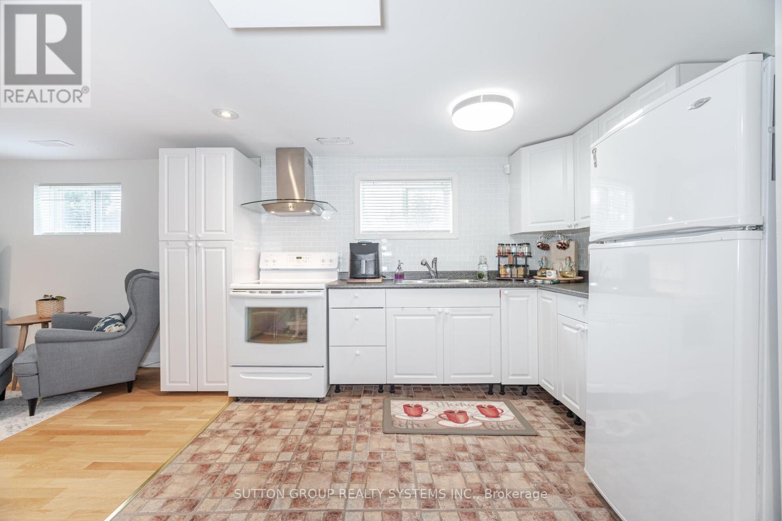 175 Connaught Crescent, Caledon, ON - Indoor Photo Showing Kitchen