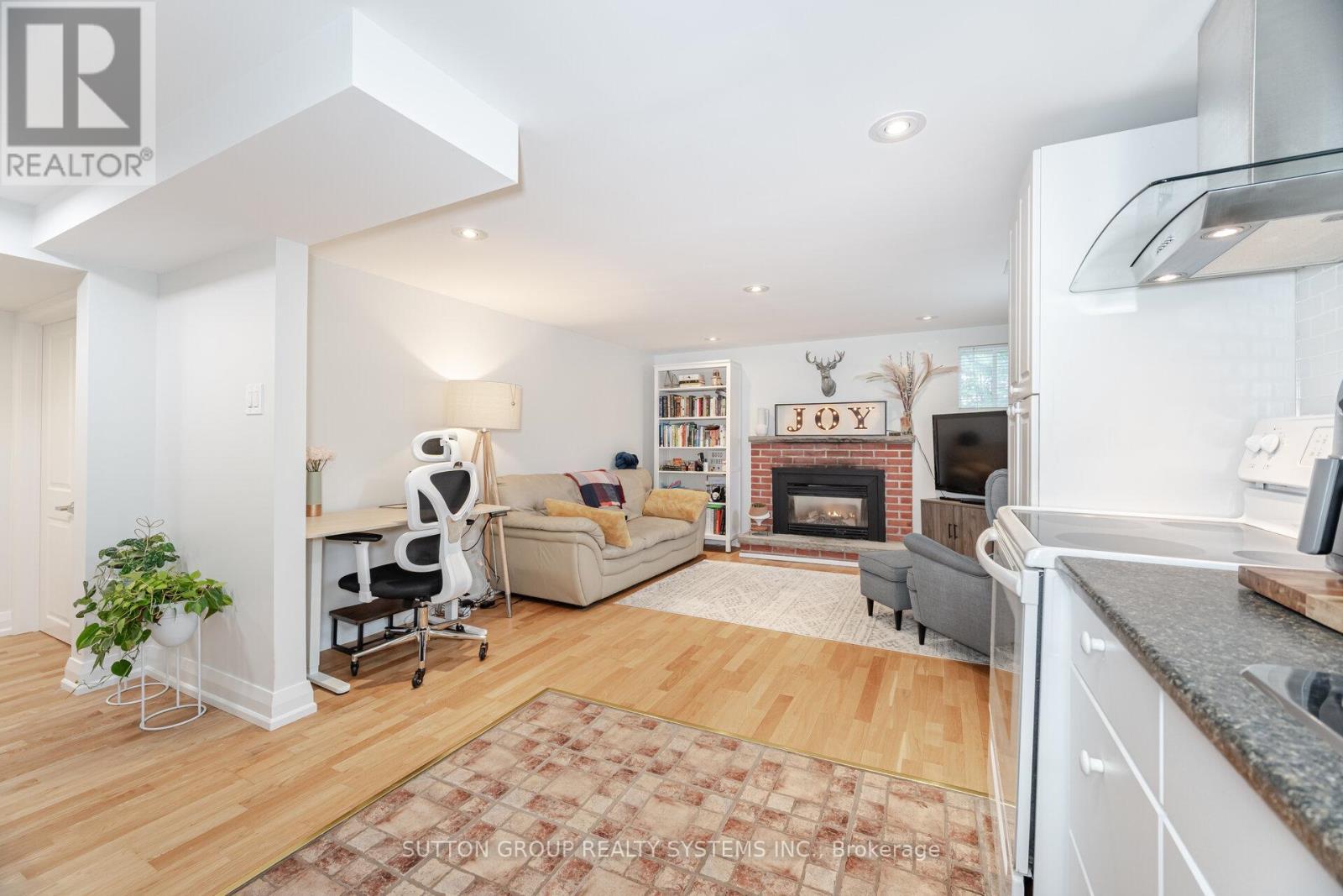 175 Connaught Crescent, Caledon, ON - Indoor Photo Showing Living Room With Fireplace