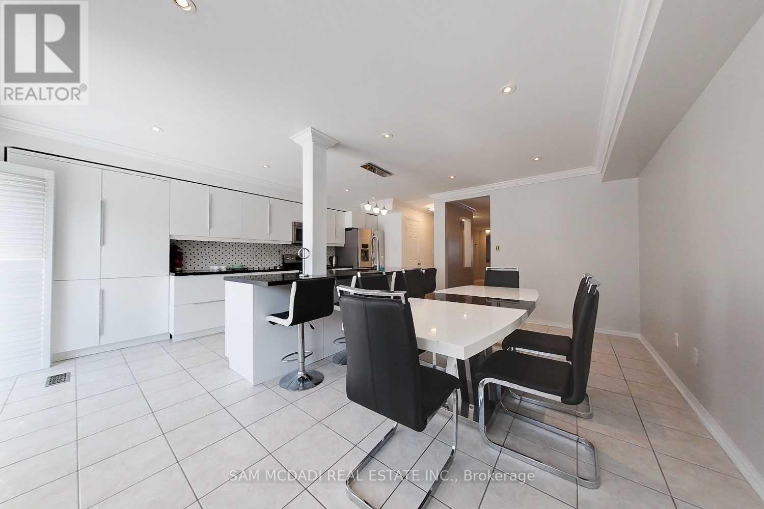 5940 Ridgecrest Trail, Mississauga, ON - Indoor Photo Showing Dining Room