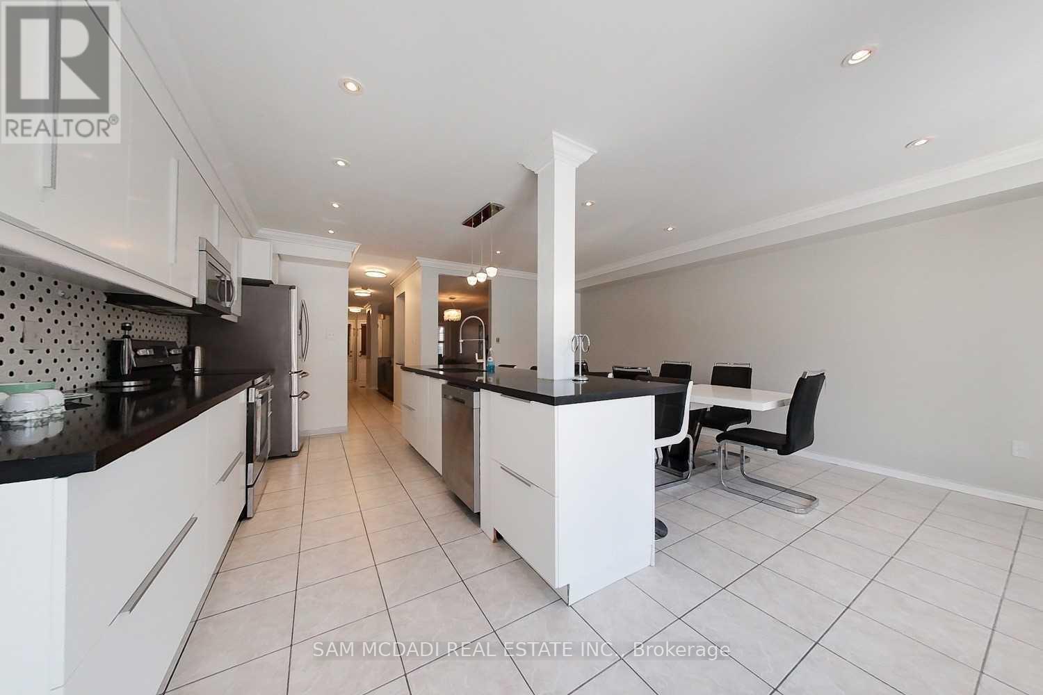 5940 Ridgecrest Trail, Mississauga, ON - Indoor Photo Showing Kitchen