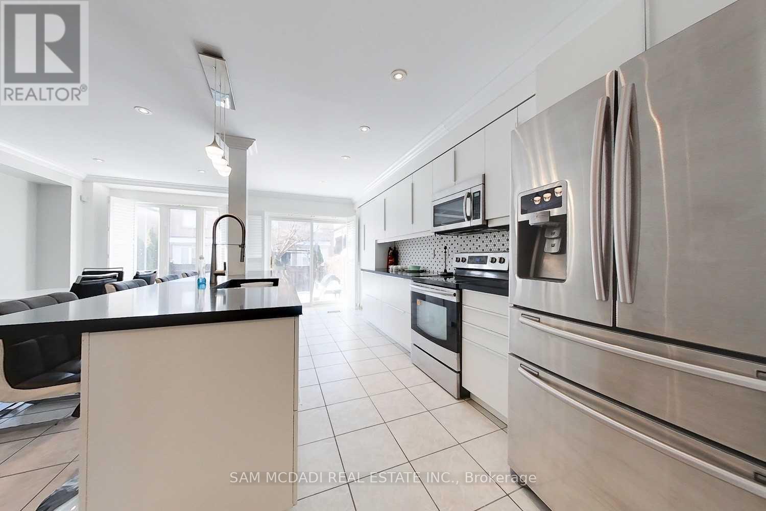 5940 Ridgecrest Trail, Mississauga, ON - Indoor Photo Showing Kitchen With Upgraded Kitchen
