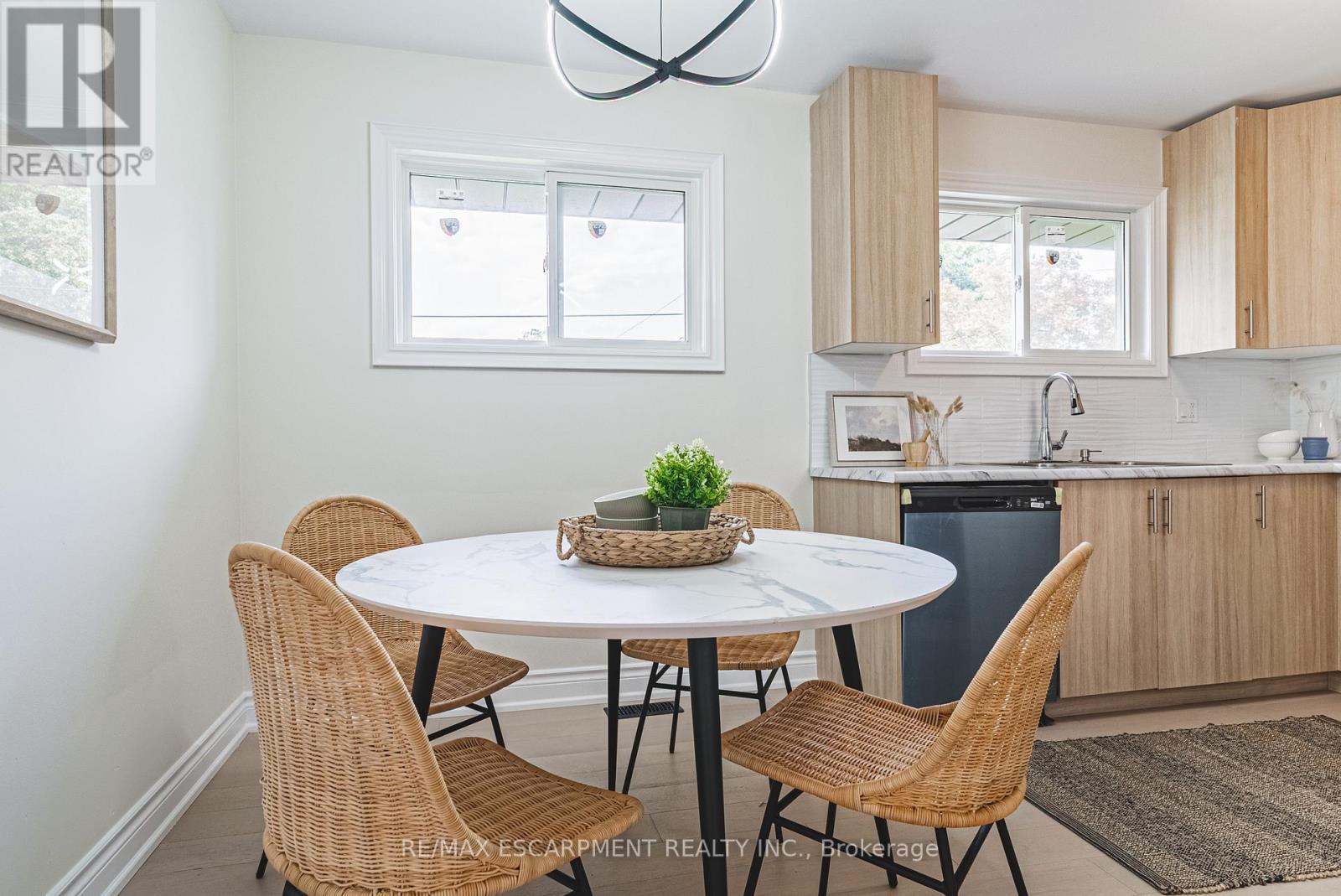 131 Welbourn Drive, Hamilton, ON - Indoor Photo Showing Dining Room