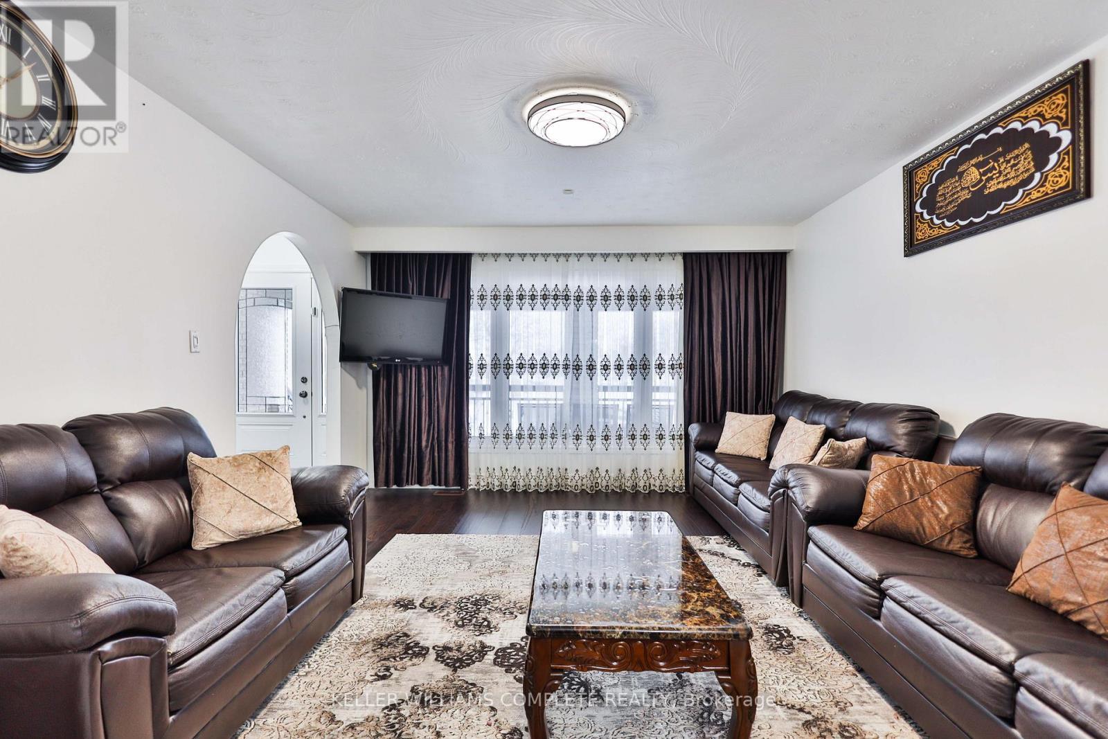 1267 Limeridge Road E, Hamilton, ON - Indoor Photo Showing Living Room