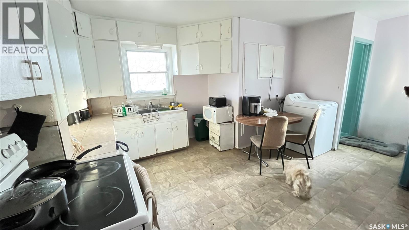 46 Pacific Avenue, Maple Creek, SK - Indoor Photo Showing Laundry Room