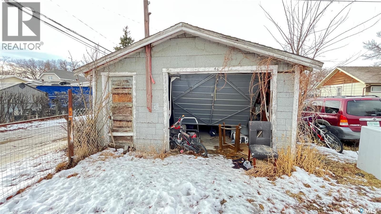 46 Pacific Avenue, Maple Creek, SK - Outdoor
