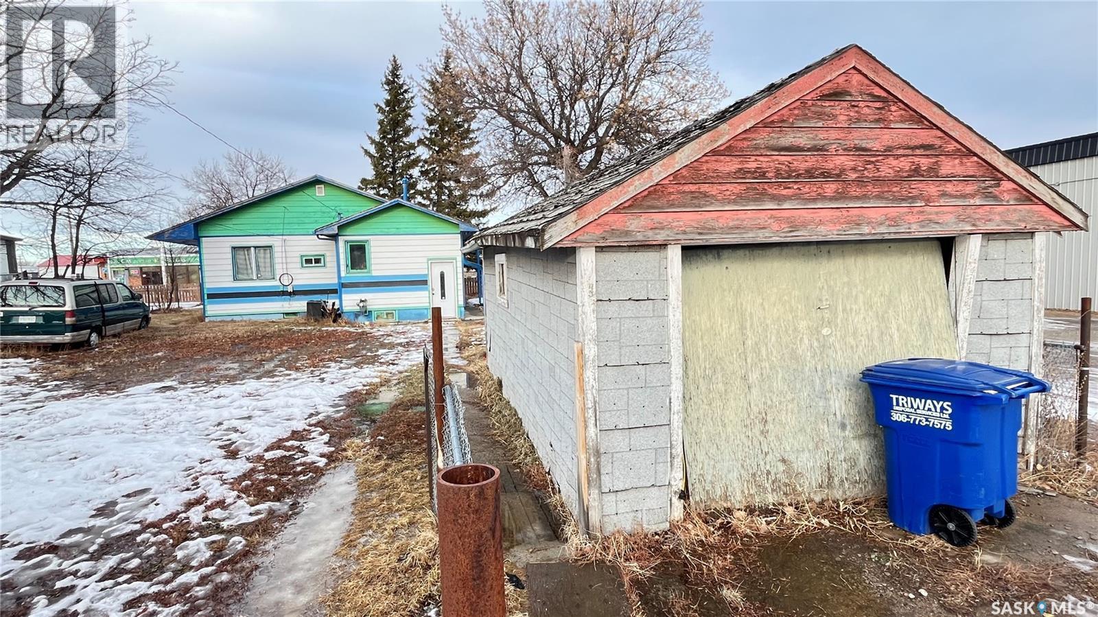 46 Pacific Avenue, Maple Creek, SK - Outdoor