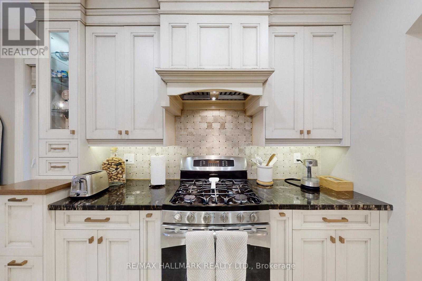 192 Tonner Crescent, Aurora, ON - Indoor Photo Showing Kitchen With Upgraded Kitchen