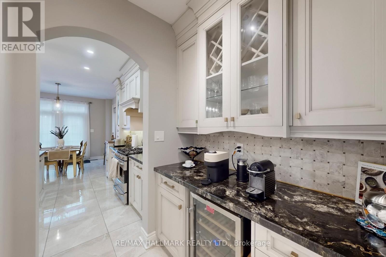 192 Tonner Crescent, Aurora, ON - Indoor Photo Showing Kitchen With Upgraded Kitchen