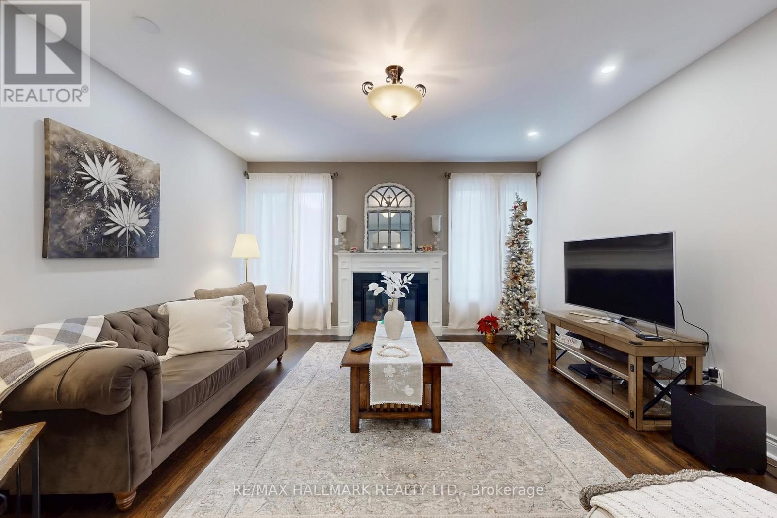 192 Tonner Crescent, Aurora, ON - Indoor Photo Showing Living Room