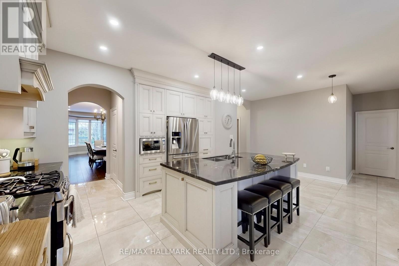 192 Tonner Crescent, Aurora, ON - Indoor Photo Showing Kitchen With Upgraded Kitchen