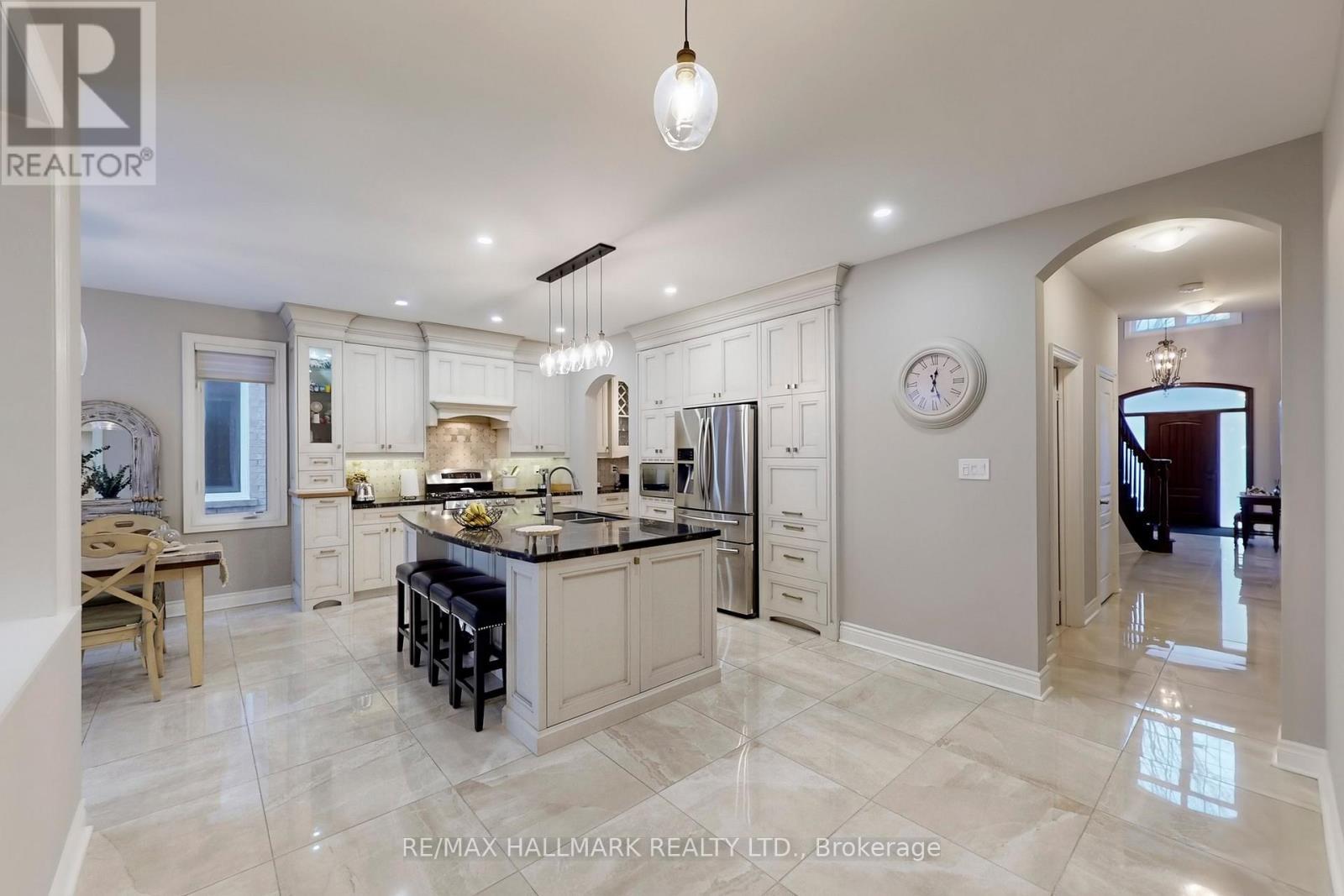 192 Tonner Crescent, Aurora, ON - Indoor Photo Showing Kitchen With Upgraded Kitchen