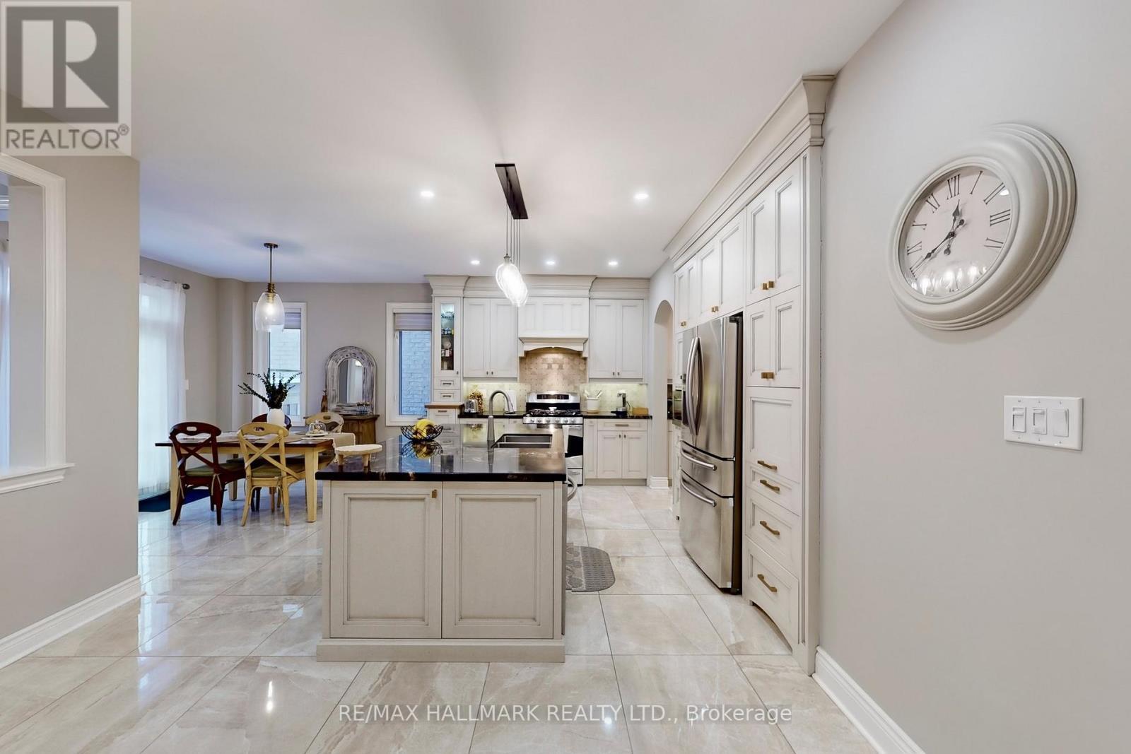 192 Tonner Crescent, Aurora, ON - Indoor Photo Showing Kitchen With Upgraded Kitchen