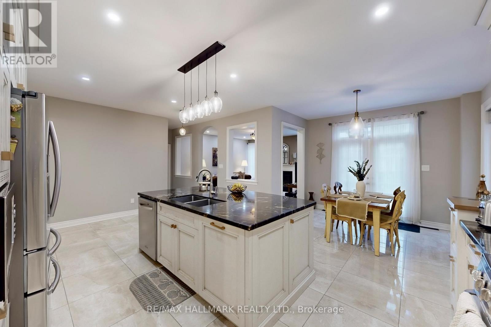192 Tonner Crescent, Aurora, ON - Indoor Photo Showing Kitchen With Double Sink With Upgraded Kitchen