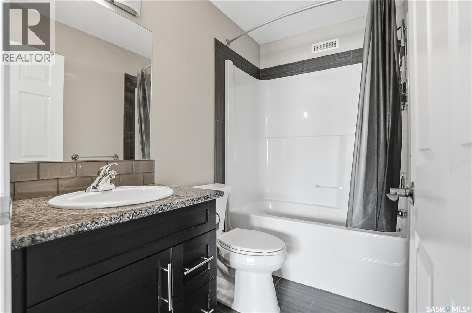 405 212 Willis Crescent, Saskatoon, SK - Indoor Photo Showing Bathroom