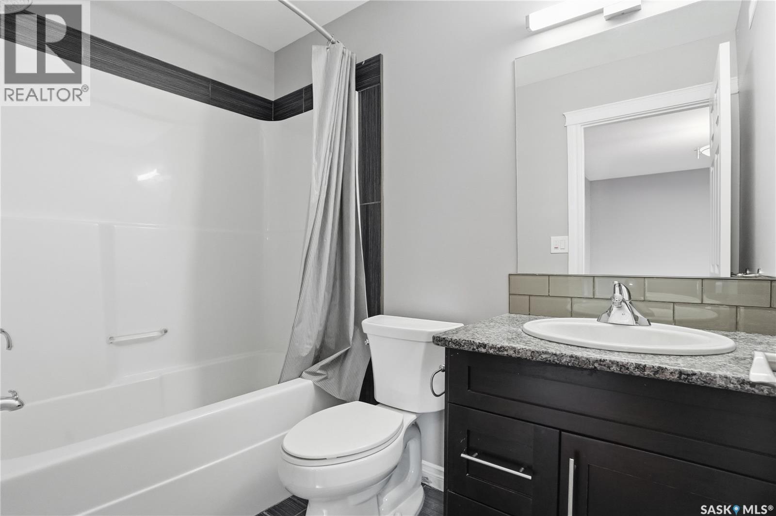 405 212 Willis Crescent, Saskatoon, SK - Indoor Photo Showing Bathroom