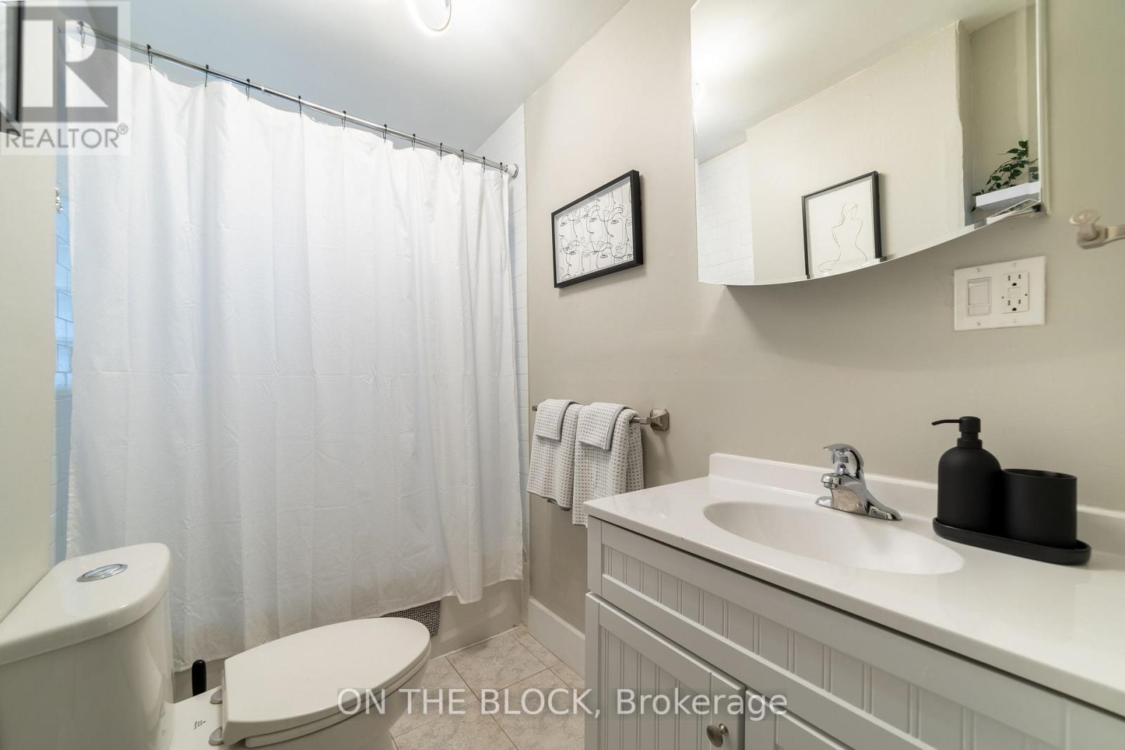 19 Century Street, Hamilton, ON - Indoor Photo Showing Bathroom