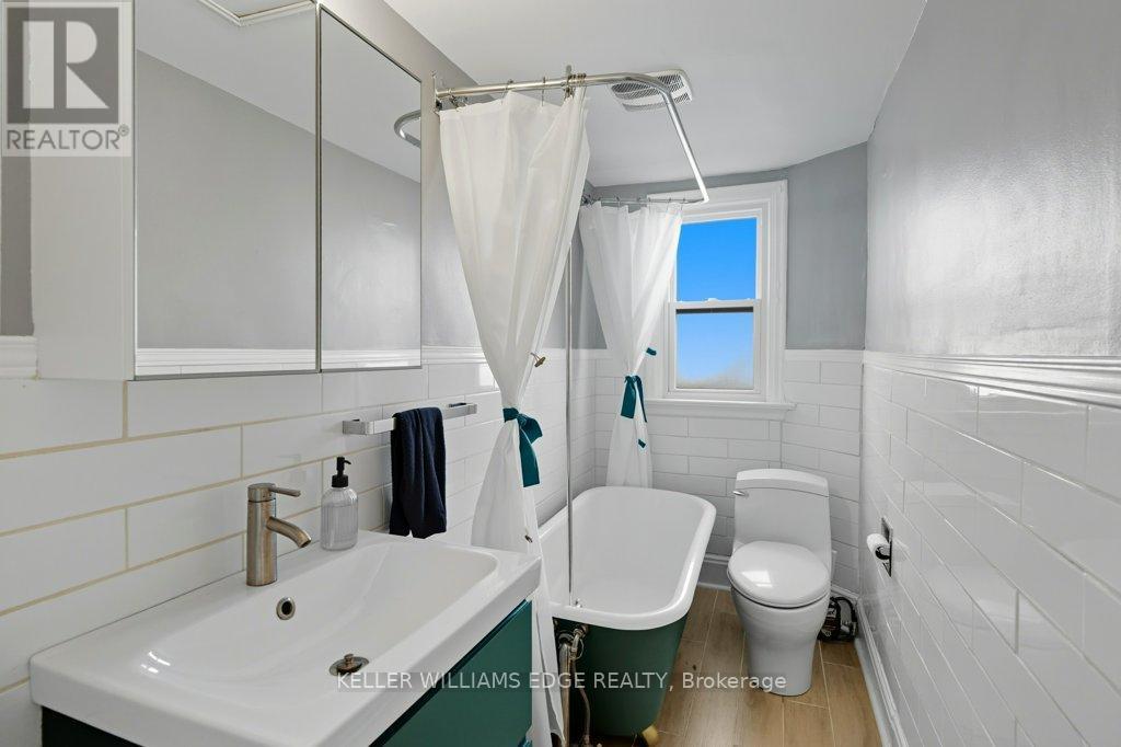 159 Hope Avenue, Hamilton, ON - Indoor Photo Showing Bathroom