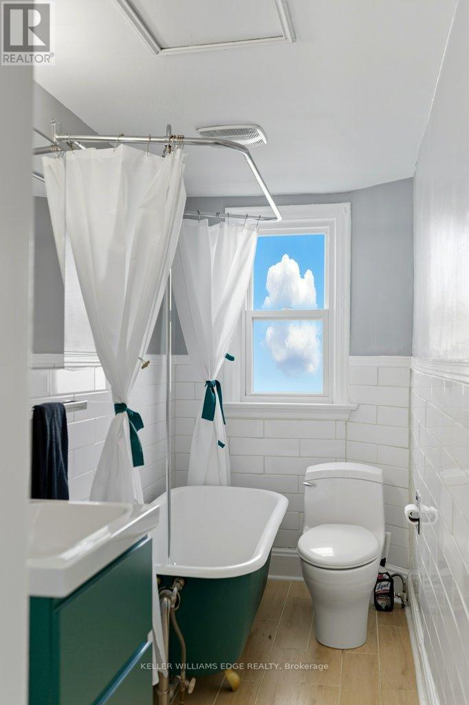 159 Hope Avenue, Hamilton, ON - Indoor Photo Showing Bathroom