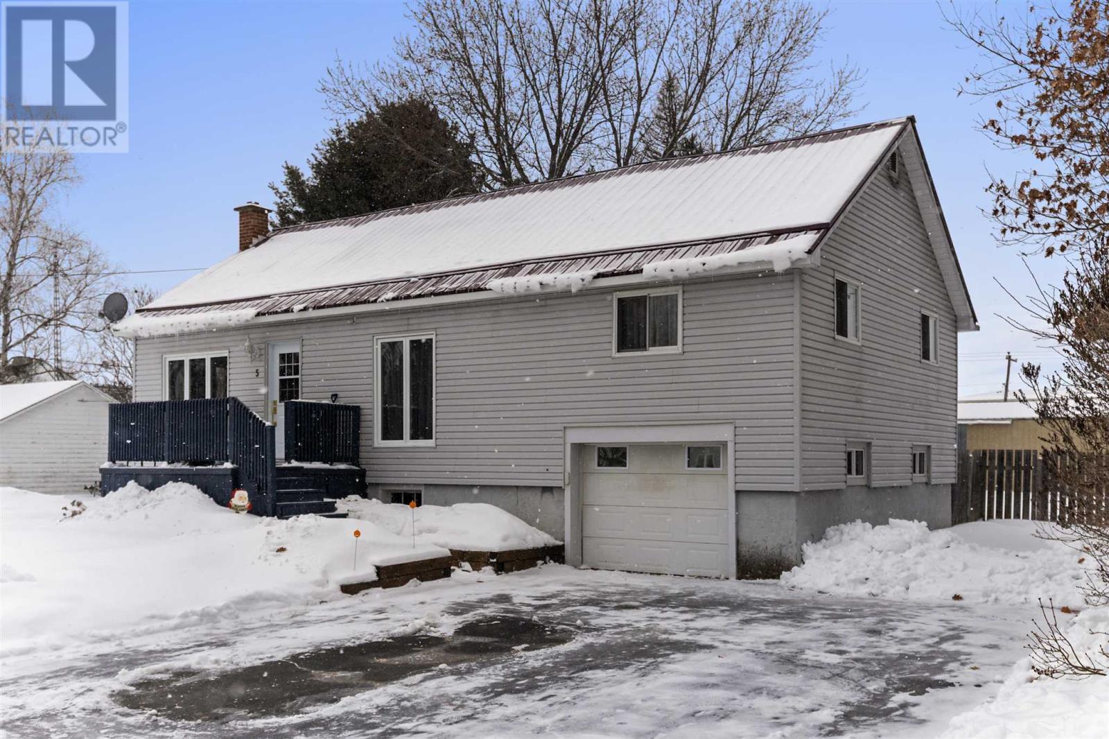 5 Forest St, Iron Bridge, ON - Outdoor